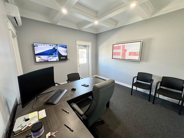 More Photos Of 249-268 Seaboard Ave, Venice Warehouse For Sale