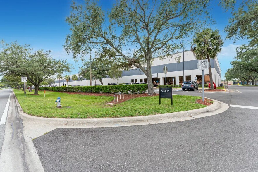 More Photos Of 7600 Kingspointe Pky, Orlando Unknown For Lease