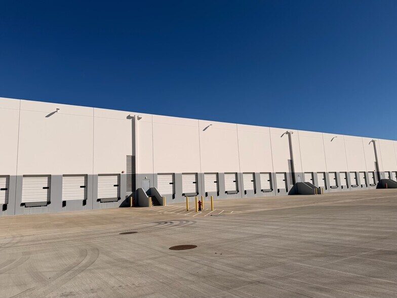 More Photos Of 19501 Prairie Ave, Torrance Distribution For Lease