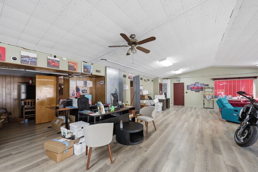 More Photos Of 621 Green Blvd, Aurora Auto Dealership For Sale