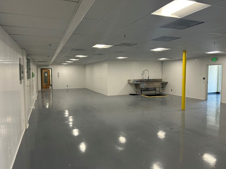 More Photos Of 42650 Melanie Pl, Palm Desert Loft Creative Space For Sale