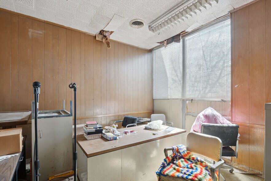 More Photos Of 13030 Puritan St, Detroit Office For Sale