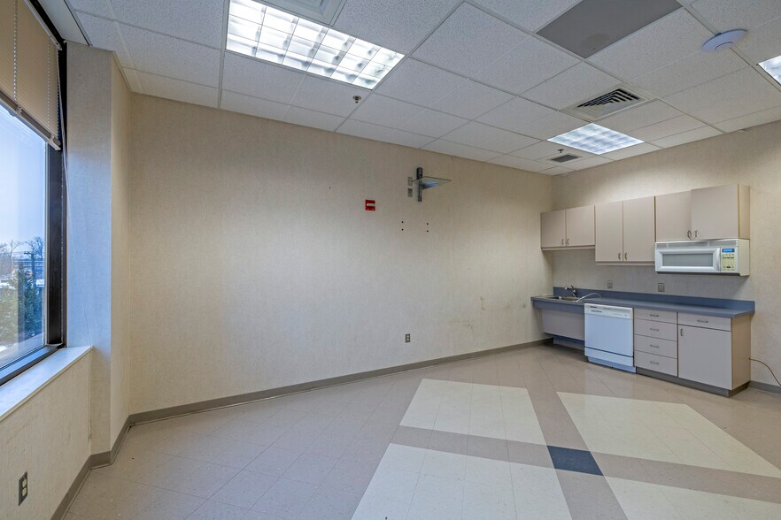 More Photos Of 760 Washington Ave, Carlstadt Light Distribution For Lease