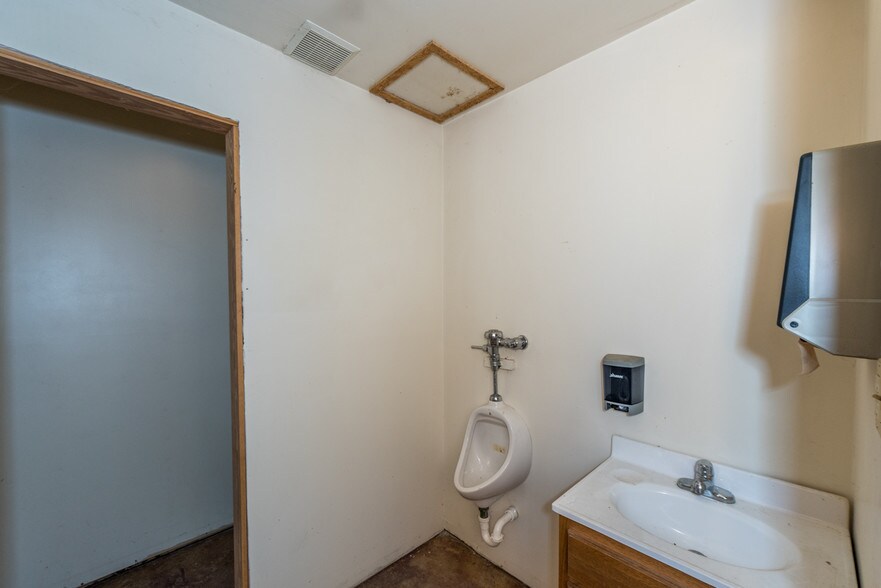 More Photos Of 7386 Mt Carmel Rd, Decaturville Convenience Store For Sale