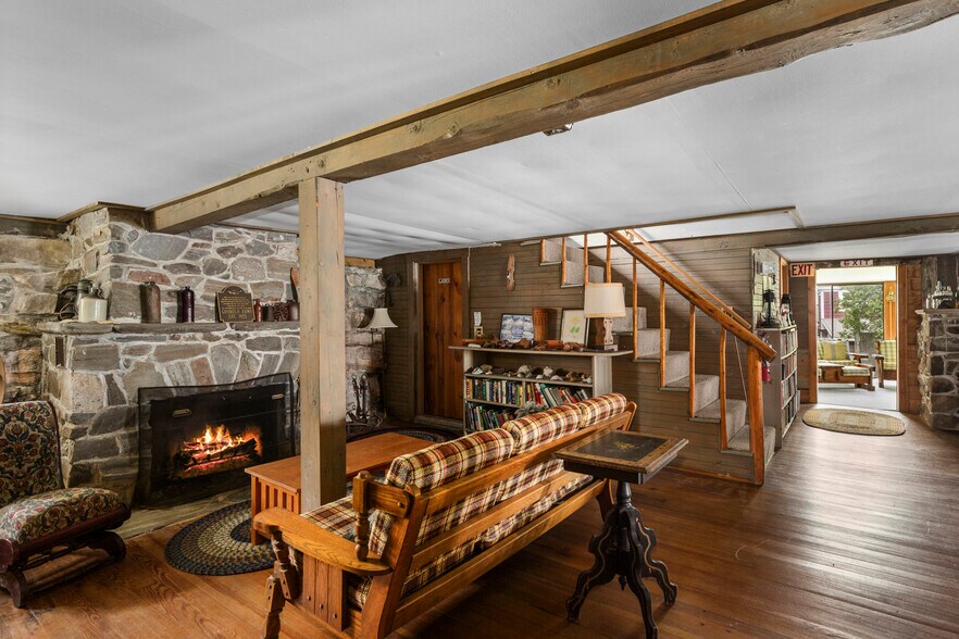 More Photos Of 146 State Route 32, New Harbor Hotel For Sale