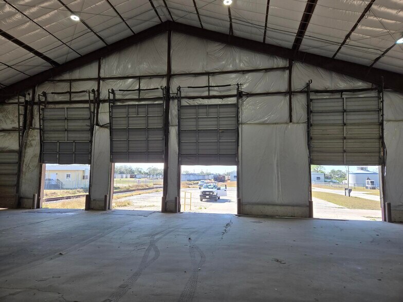 More Photos Of 181-185 Sabre Dr, Sebring Warehouse For Lease