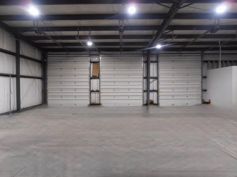 More Photos Of 9930 Express Dr, Highland Warehouse For Lease