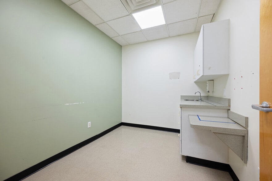 More Photos Of 34 E Somerset St, Raritan Bank For Lease