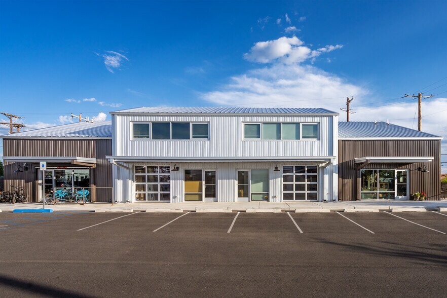 More Photos Of 1189 Parkway Dr, Santa Fe Showroom For Sale