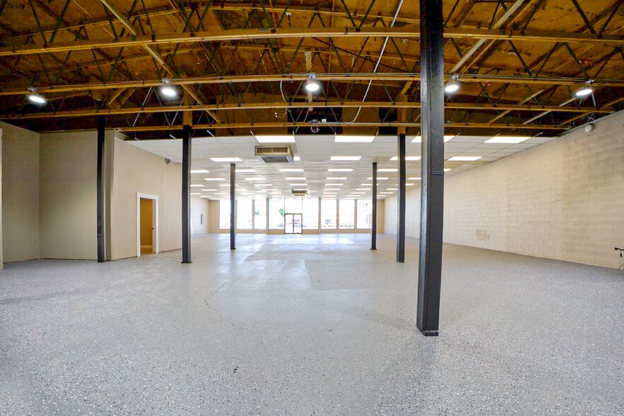 More Photos Of 12404 NE Halsey St, Portland Freestanding For Lease