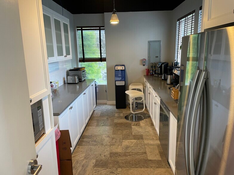 More Photos Of 115 N Hollywood Way, Burbank Loft Creative Space For Lease