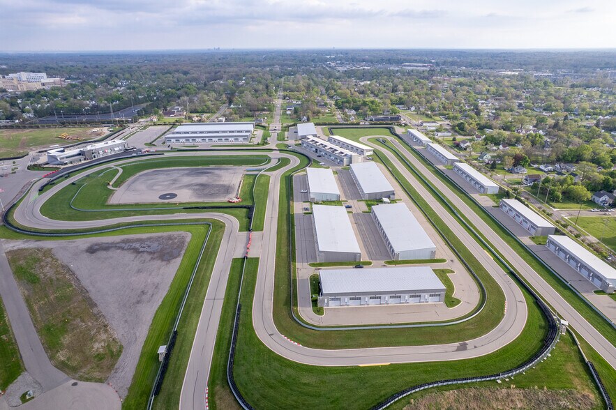 More Photos Of 154 W Speed Way, Pontiac Parking Garage For Sale