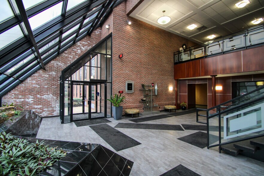 More Photos Of 9911 Shelbyville Rd, Louisville Office For Sale