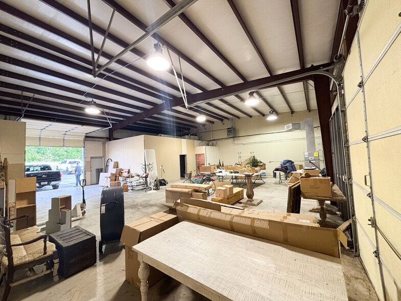 More Photos Of 1008 W Farmer St, Ozark Warehouse For Lease