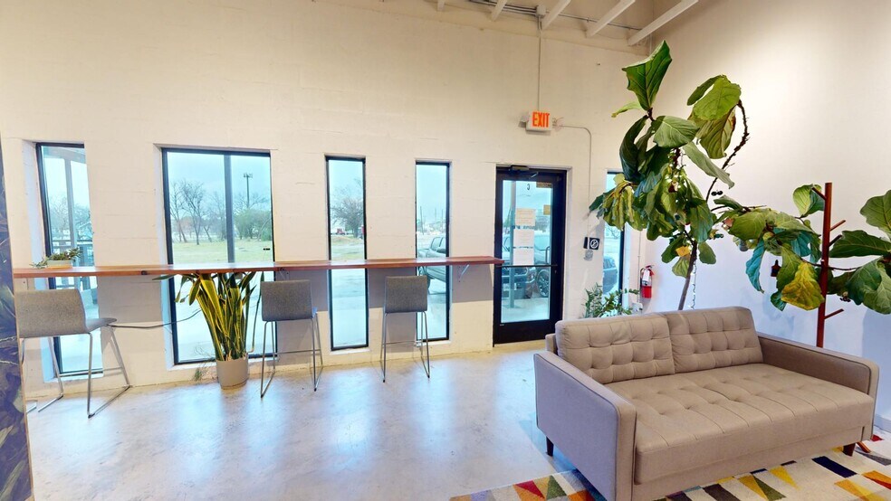 More Photos Of 1700 Montopolis Dr, Austin Freestanding For Lease