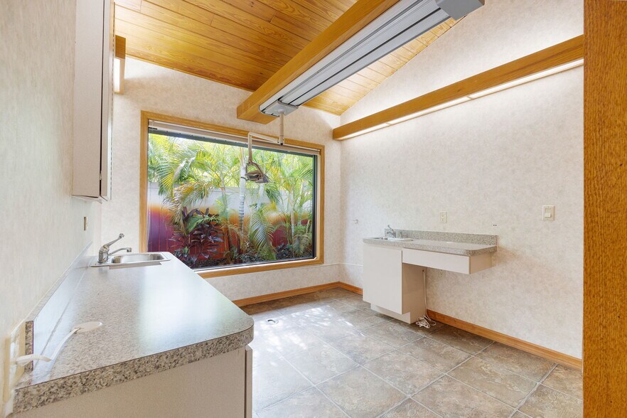 More Photos Of 1701 66th St N, Saint Petersburg Medical For Sale