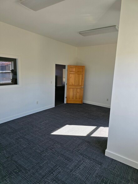 More Photos Of 24 Market Sq, South Paris Office For Sale