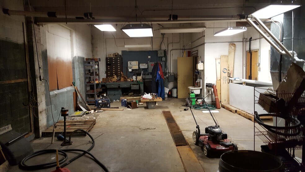 More Photos Of 1043 Ivory St, Seymour Township Auto Repair For Sale