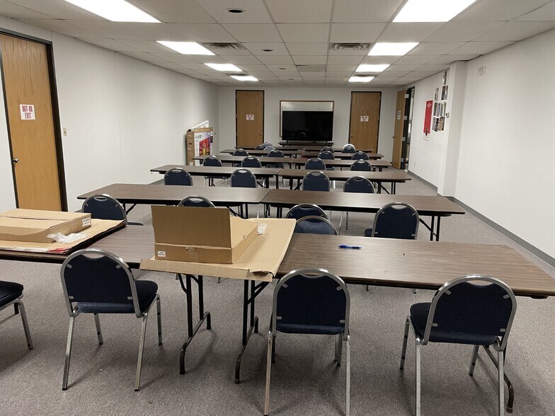 More Photos Of 5312 W 65th St, Little Rock Light Distribution For Lease