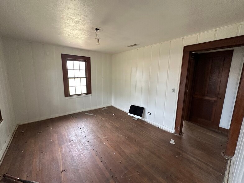 More Photos Of 208 N Stewart St, Azle Office For Sale