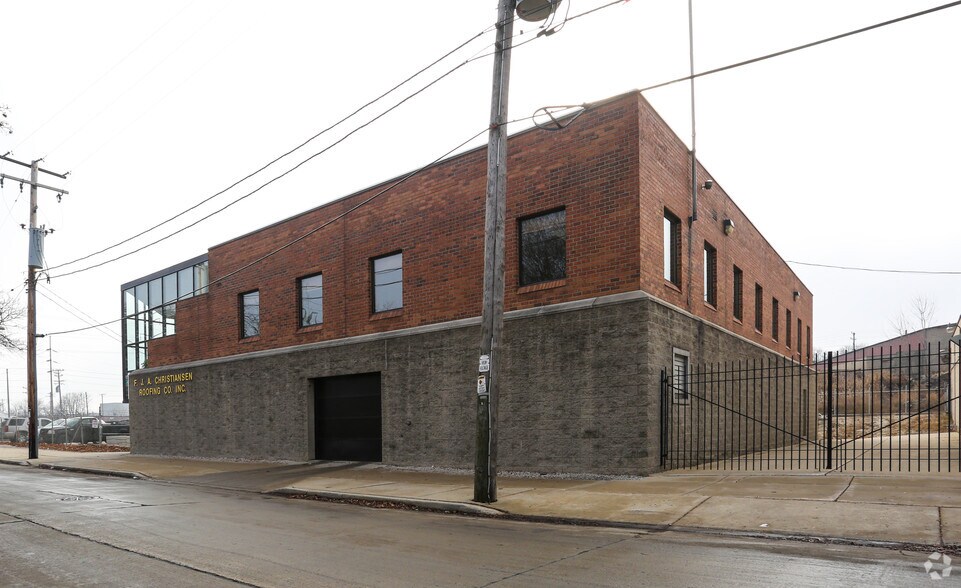 More Photos Of 2101 W Purdue St, Milwaukee Light Manufacturing For Lease
