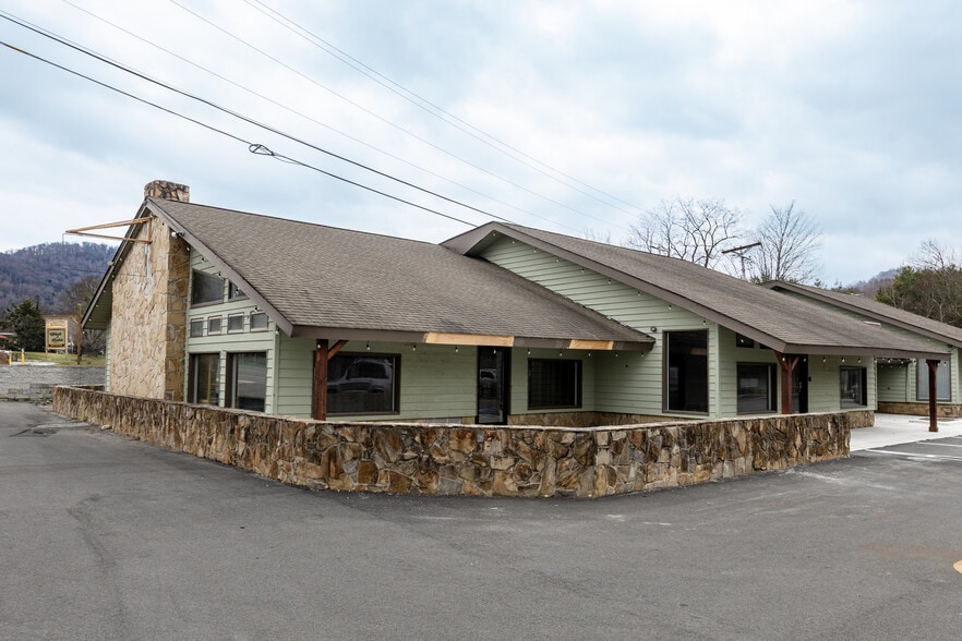 More Photos Of 110 High Country Sq, Banner Elk General Retail For Lease