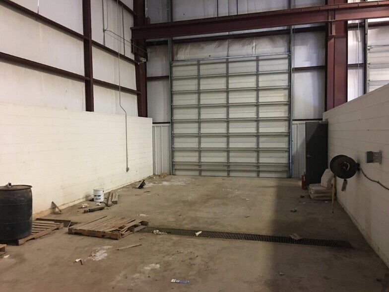 More Photos Of 12071 W Highway 85, Dilley Service For Sale