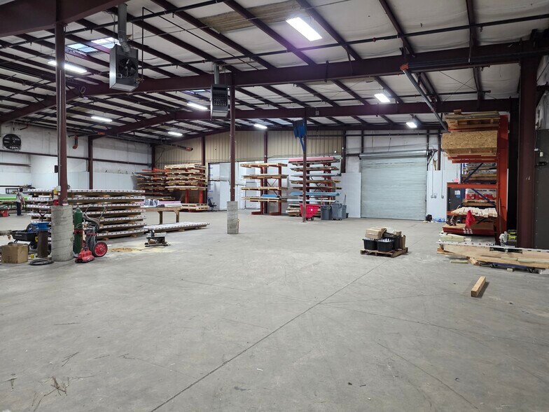 More Photos Of 318 Bell Park Dr, Woodstock Distribution For Lease