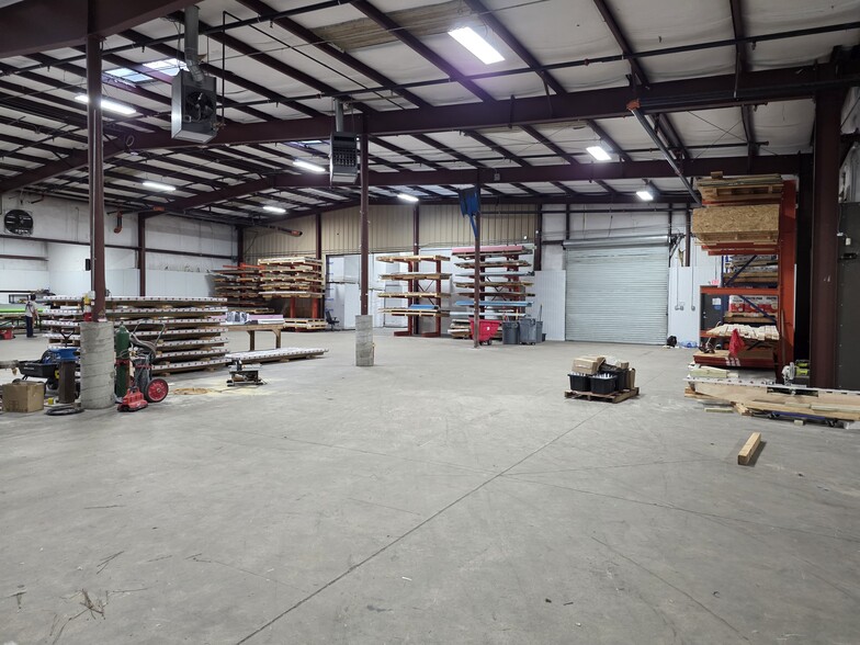 More Photos Of 318 Bell Park Dr, Woodstock Distribution For Lease