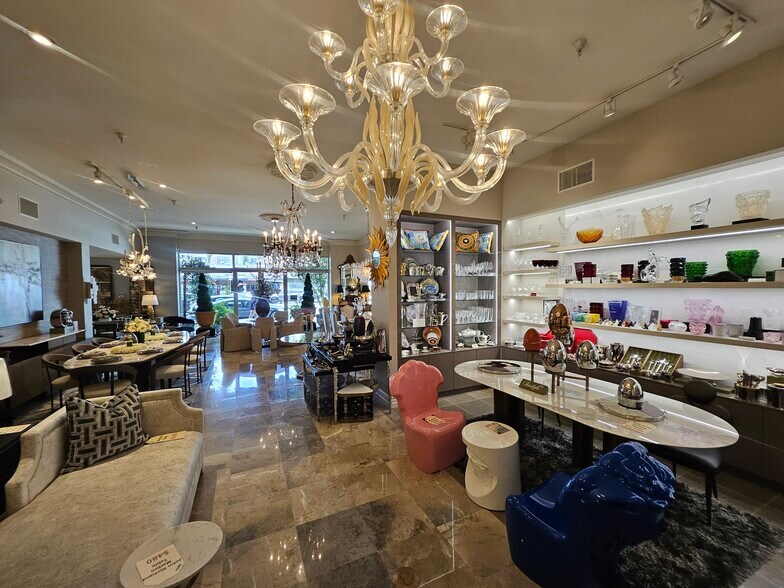 More Photos Of 275 S La Cienega Blvd, Beverly Hills Storefront For Lease