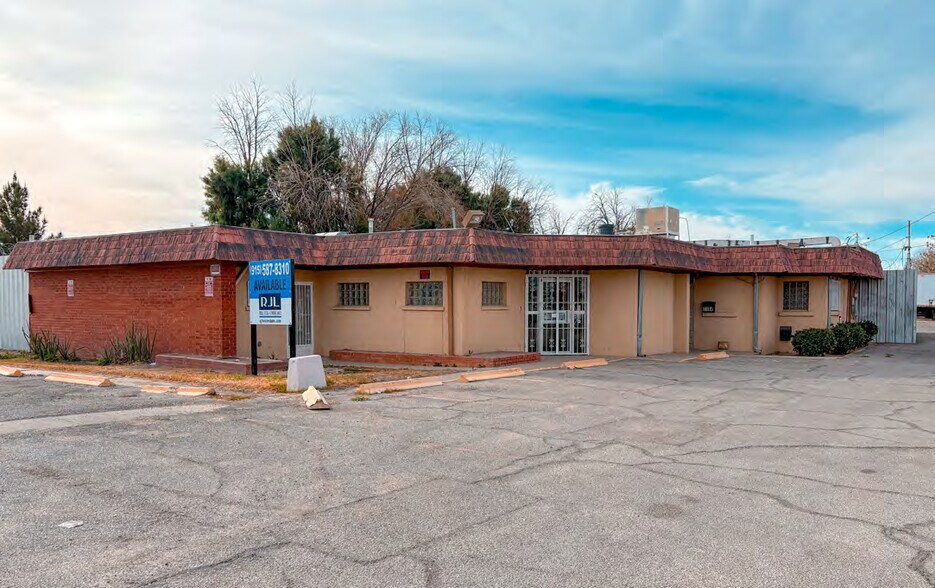 Primary Photo Of 7184 Alameda Ave, El Paso Veterinarian Kennel For Lease