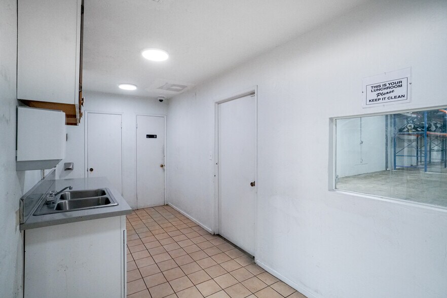More Photos Of 13501 S Main St, Los Angeles Warehouse For Lease