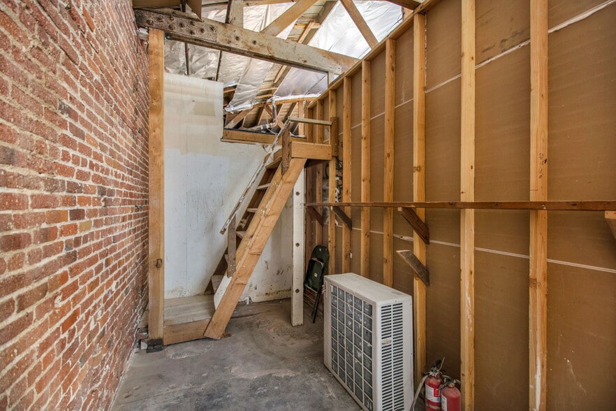 More Photos Of 236 W 18th St, Los Angeles Warehouse For Lease