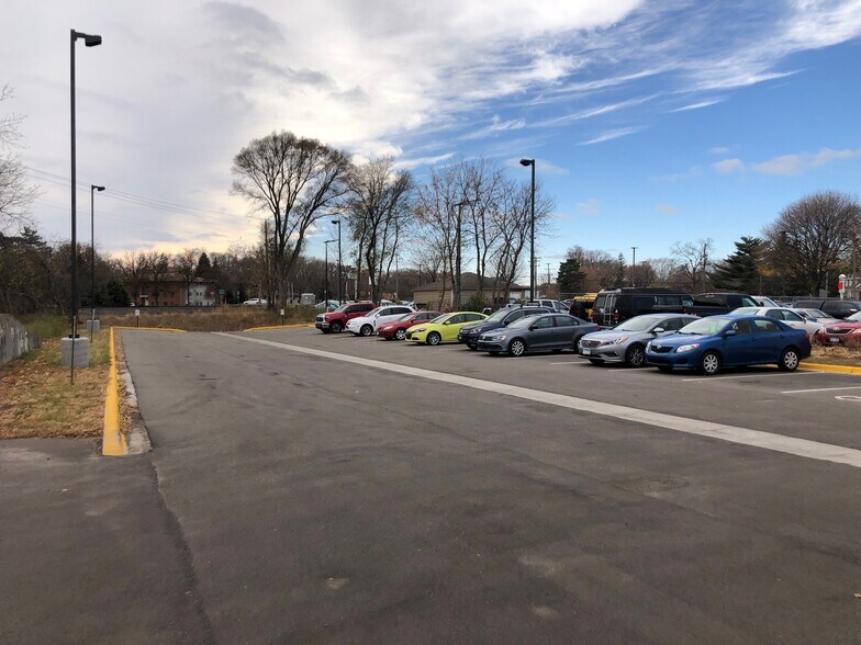 More Photos Of 5213 W Broadway Ave, Minneapolis Auto Dealership For Lease