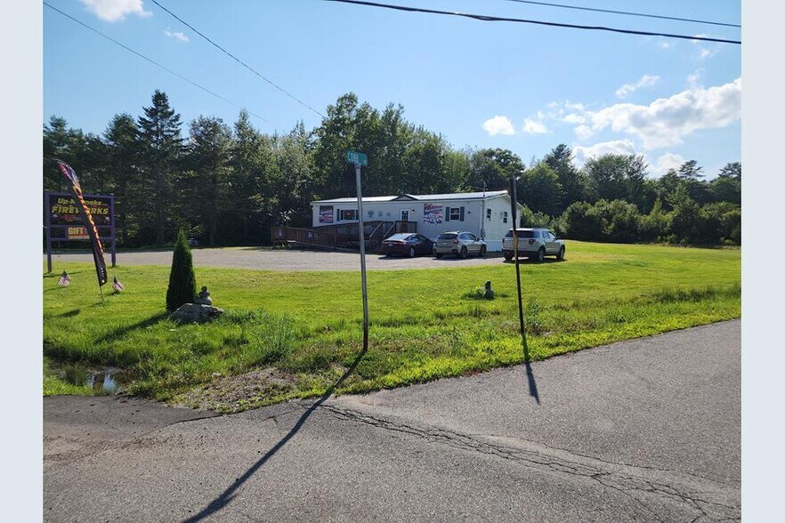 Primary Photo Of 173 W Main St, Searsport General Retail For Sale