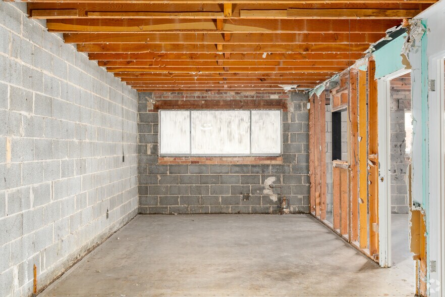 More Photos Of 111 W Lincoln St, Belleville Office For Sale
