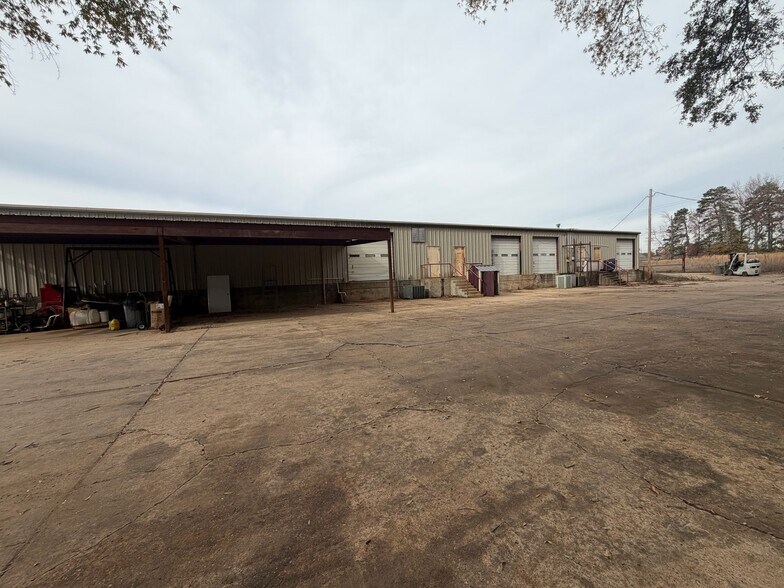 More Photos Of 115-119 Plaza W, Texarkana Warehouse For Lease