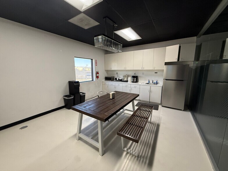 More Photos Of 2025-2027 Long Beach Ave, Los Angeles Warehouse For Lease