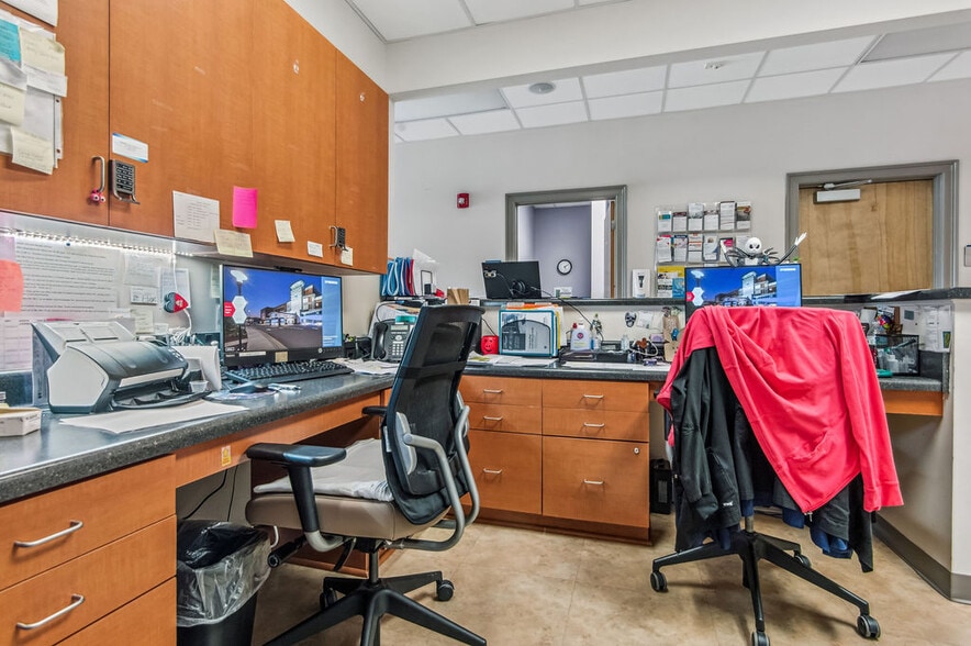 More Photos Of 4275 Western Blvd, Jacksonville Medical For Sale