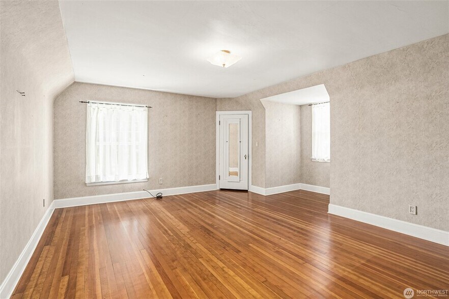 More Photos Of 1026 Alder St, Centralia Office Residential For Sale