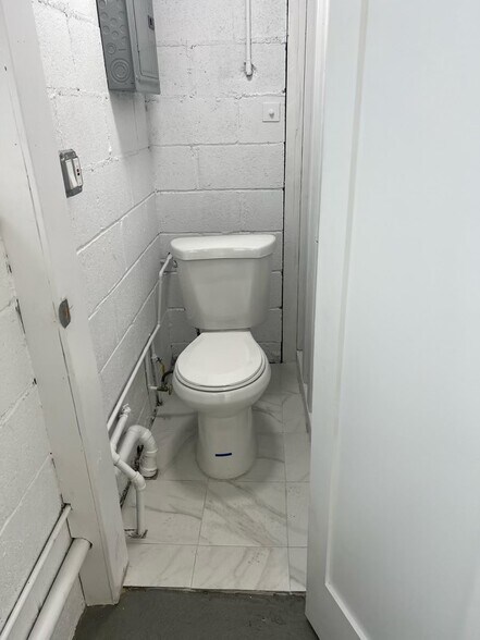 More Photos Of 157 Smith St, Newark Storefront Retail Office For Sale