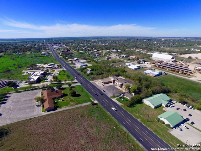 More Photos Of 1701 E State Highway 97, Jourdanton Flex For Lease