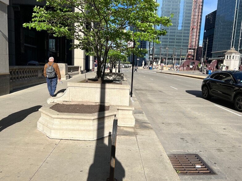 More Photos Of 211 W Wacker Dr, Chicago Office For Lease