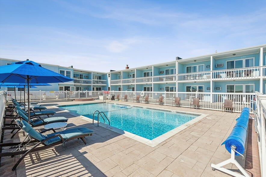 More Photos Of 84 S Emerson Ave, Montauk Hotel For Sale