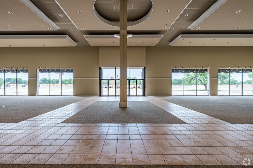 More Photos Of 4505 LBJ Fwy, Farmers Branch Freestanding For Lease