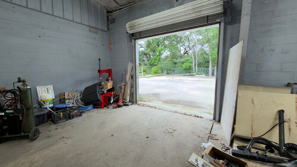 More Photos Of 2800 Delano St, Pensacola Warehouse For Lease