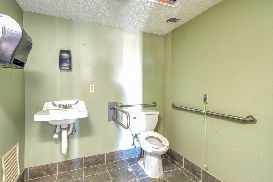 More Photos Of 2404 Main St, Hartford Storefront Retail Office For Sale