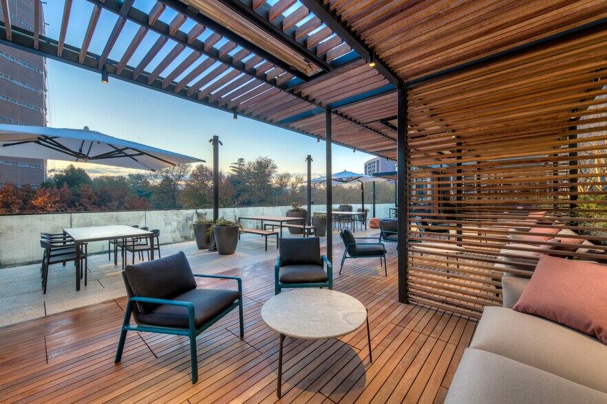 More Photos Of 1550 Crystal Dr, Arlington Office For Lease