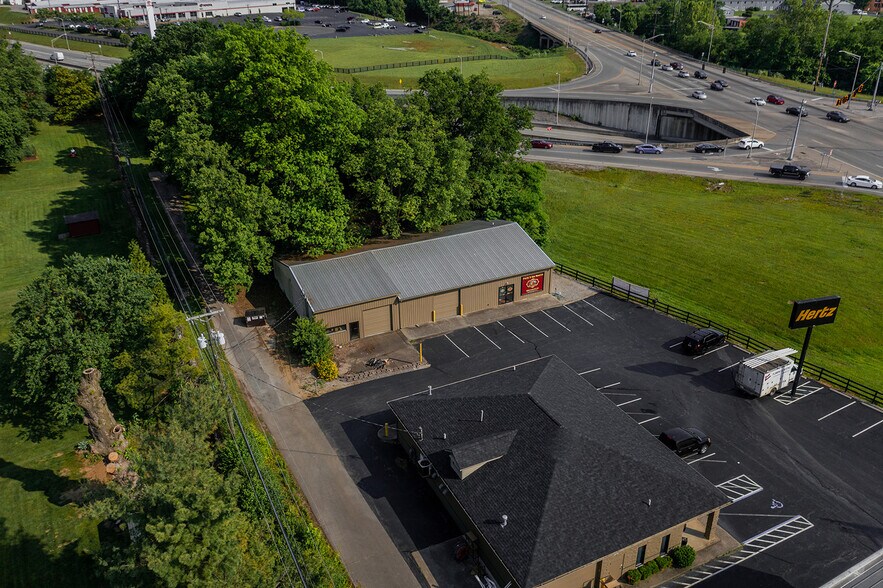 More Photos Of 654 Versailles Rd, Frankfort Showroom For Lease