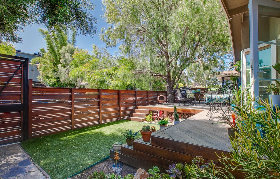 Primary Photo Of 565 Westminster Ave, Venice Apartments For Sale